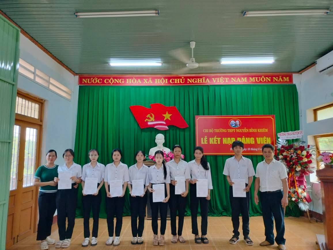 Trường THPT Nguyễn Bỉnh Khiêm kết nạp 08 đảng viên mới là Đoàn viên ưu tú
