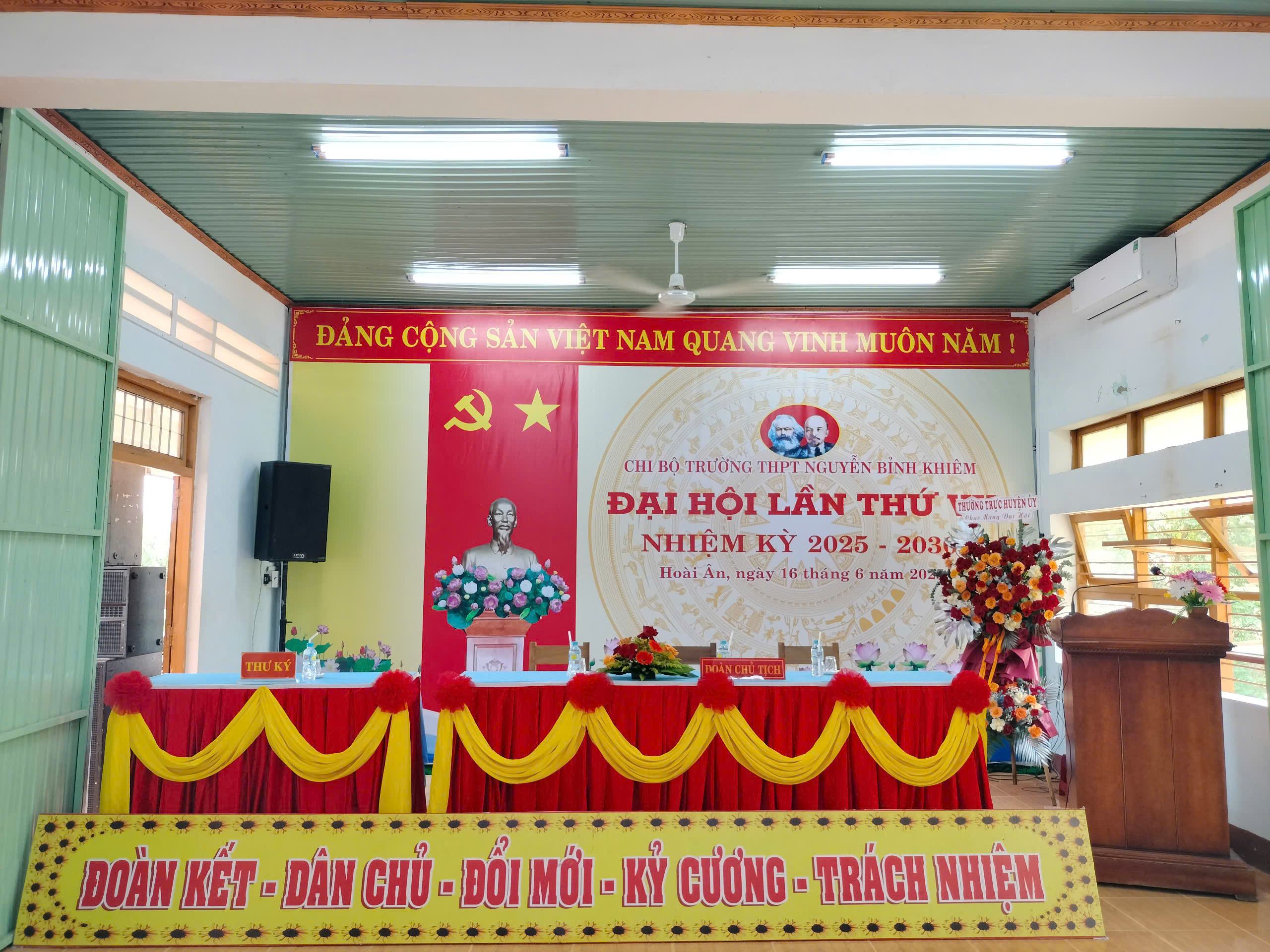 z6710297108524 8bc70ced71685e6f02087c954864f2e6 Trung Học Phổ Thông Nguyễn Bỉnh Khiêm